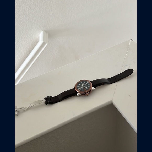 Gucci Swiss quartz movement watch MACYS HAS IT LISTED FOR $2150 - Picture 2 of 6